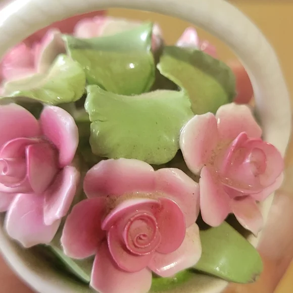 ANSLEY Ceramic Basket with Pink Roses - Picture 4 of 5